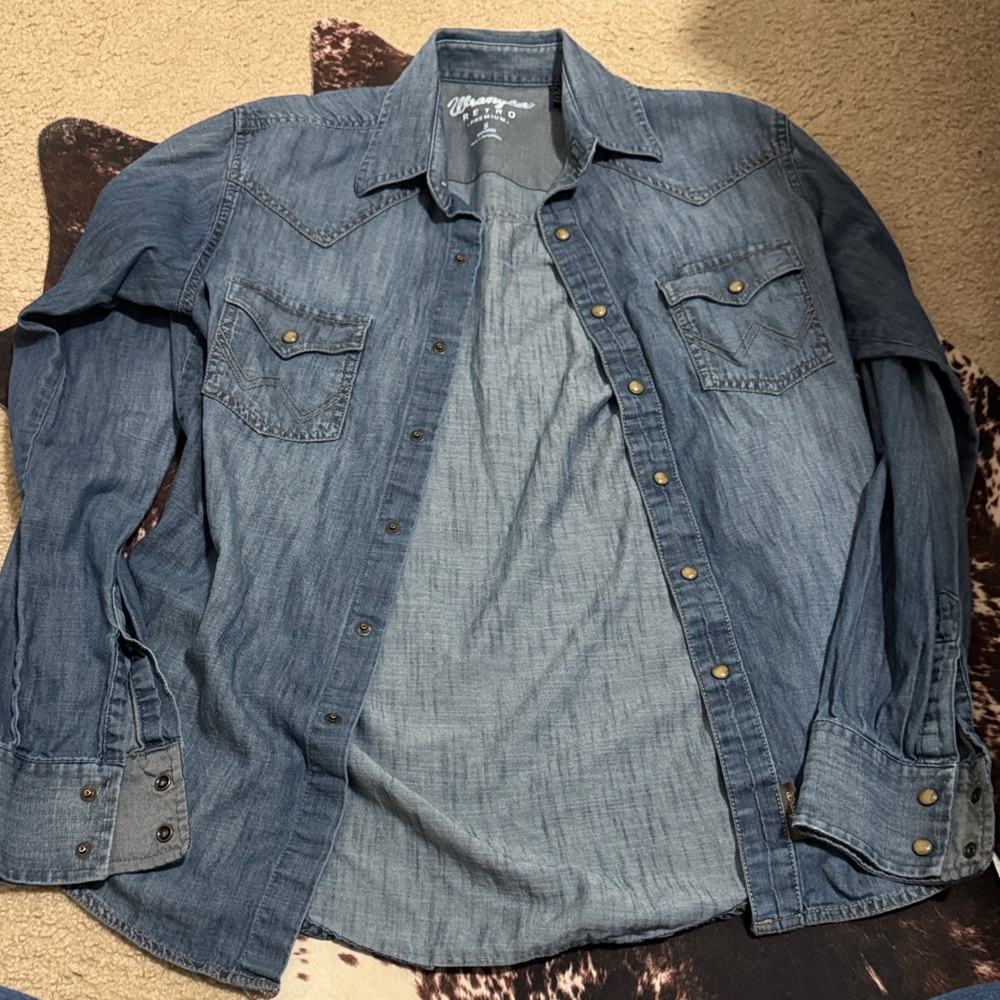 Wrangler women’s  Classic Blue Denim Shirt Jacket